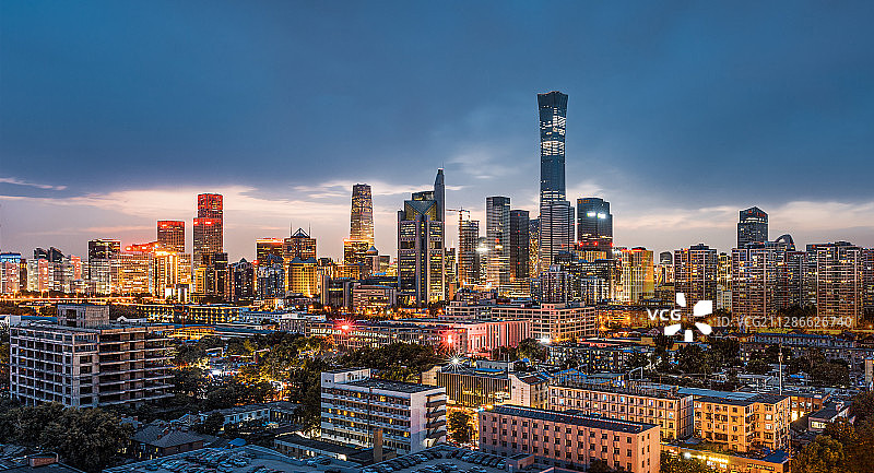 首都北京朝阳国贸CBD城市天际线日落夕阳傍晚夜景车轨蓝天白云图片素材