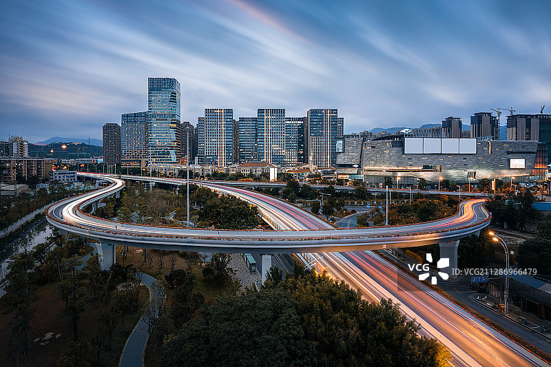 福州弧线高架桥与商业街夜景图片素材