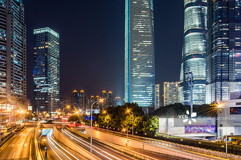 上海的地标建筑群夜景图片素材
