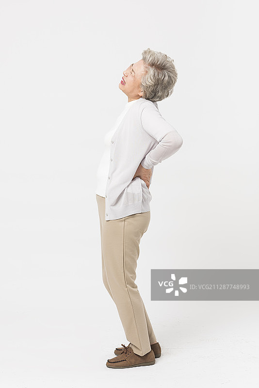 老年妇女背部疼痛的照片图片素材