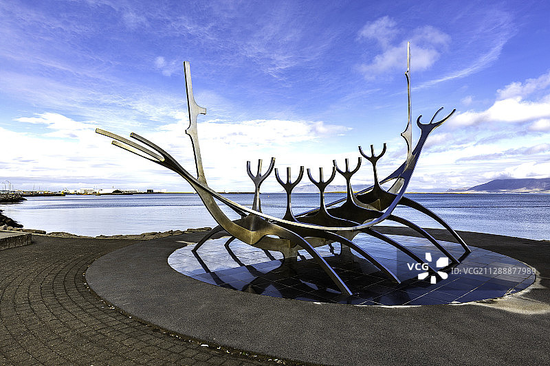 冰岛首都雷克雅未克临海边的维京船骨模型图片素材