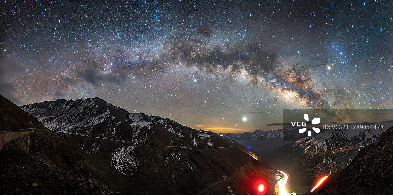 四川巴朗山雪山银河星空图片素材