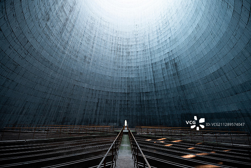 热电厂冷却塔内部结构景观图片素材