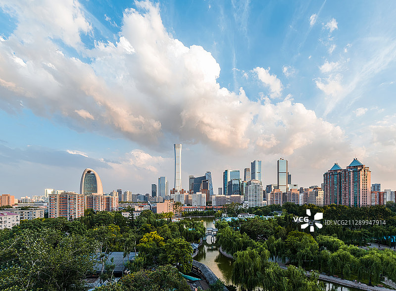 蓝天白云下的北京国贸与团结湖公园图片素材