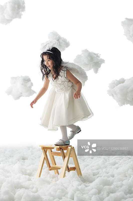 站在梯子上玩耍的小天使图片素材