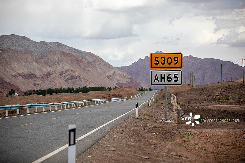 新疆S309省道，亚洲65号公路AH65.图片素材