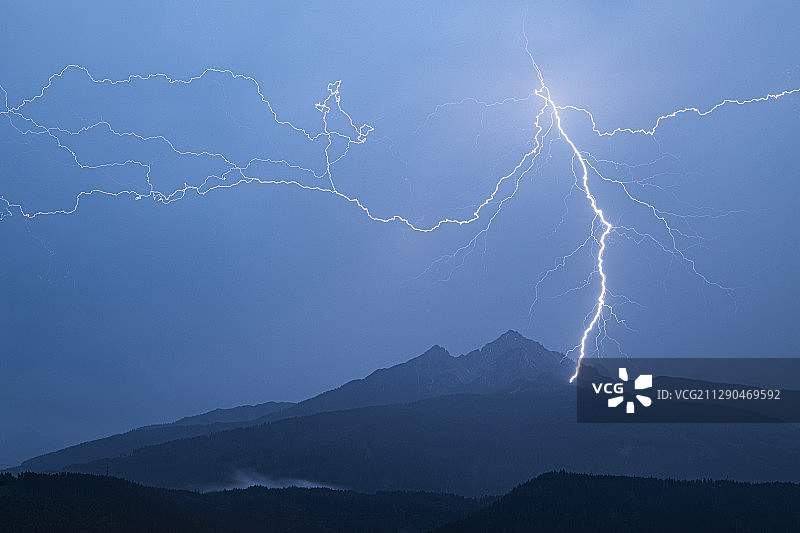 闪电在欧洲的群山中闪现图片素材
