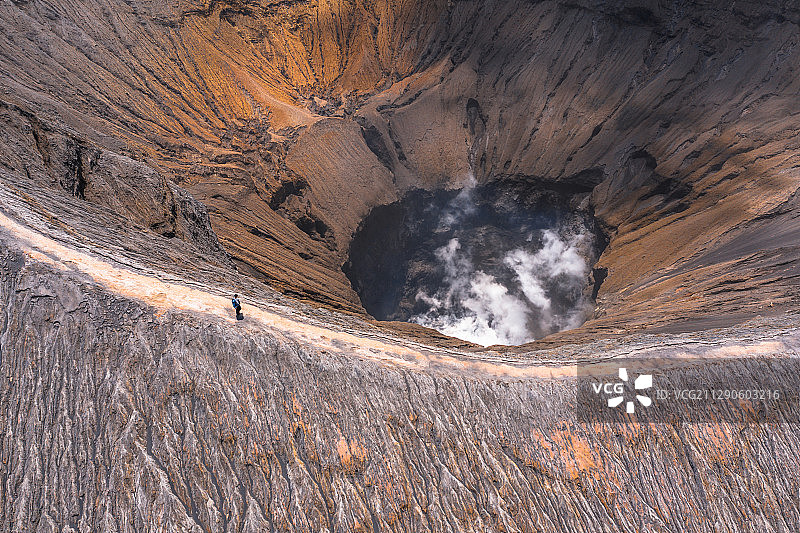 航拍巨大的火山口图片素材