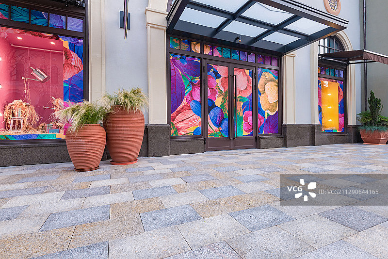 现代城市商业区商店门口的砖地广场图片素材
