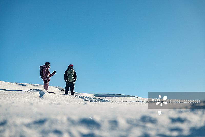 滑雪者在奥地利山区探索雪道之外的边远地区图片素材