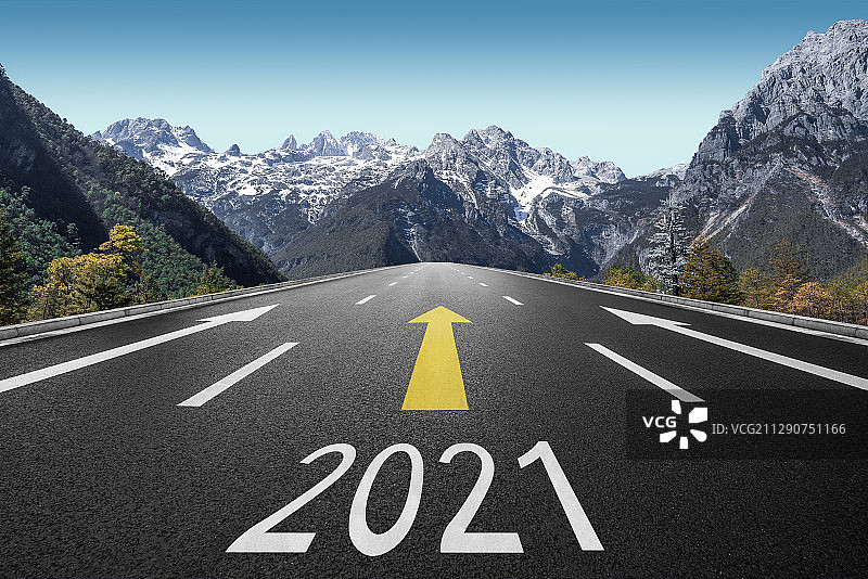 2021年向着马路方向前进图片素材