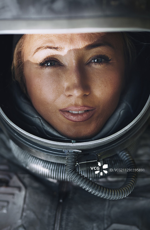 近距离拍摄的女宇航员穿着太空服图片素材