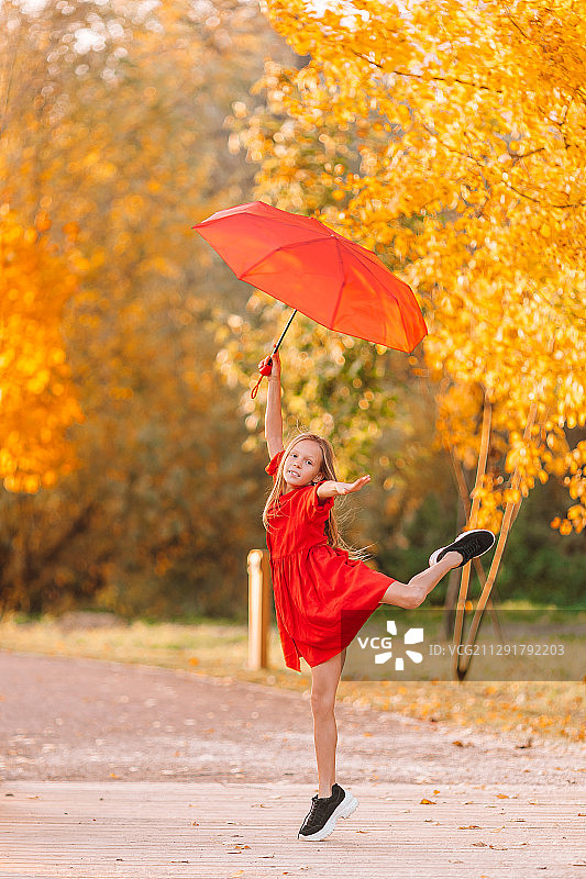 小女孩在公园里玩伞图片素材