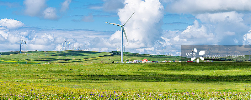 中国内蒙古辉腾锡勒草原上的风电场图片素材