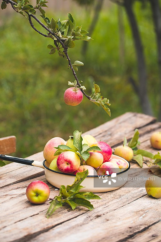 一碗苹果放在木桌上图片素材