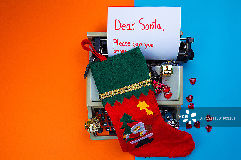打字机上的圣诞老人信，上面有袜子和爱心图片素材