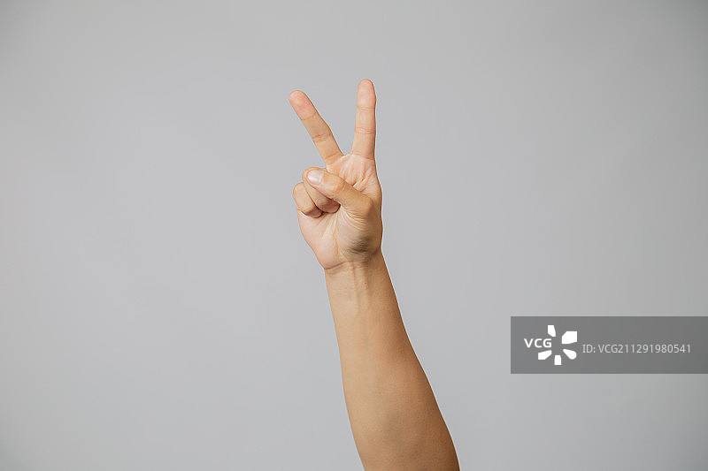 举起手来做和平的手势图片素材