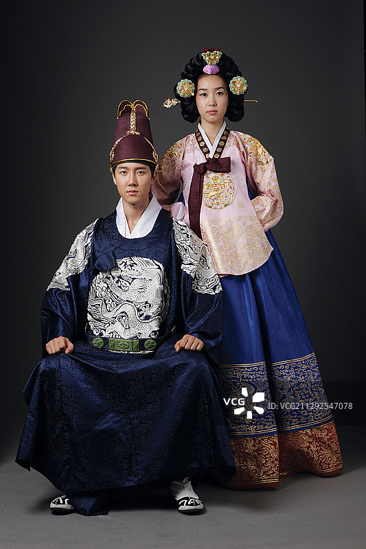 穿着传统韩国服饰的夫妇图片素材
