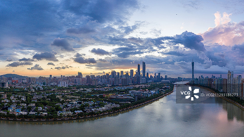 航拍视角下的广州珠江新城-广州塔滨水城市天际线日出晨曦全景图片素材