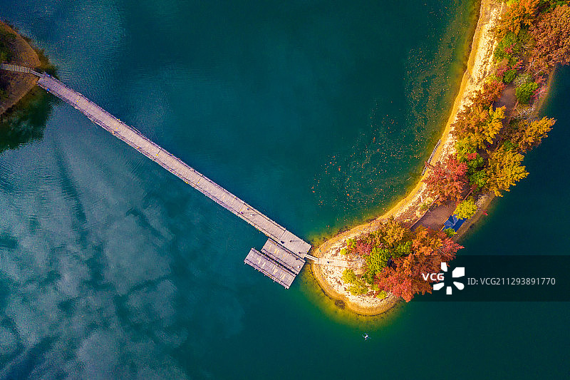 湖中小岛的秋色图片素材