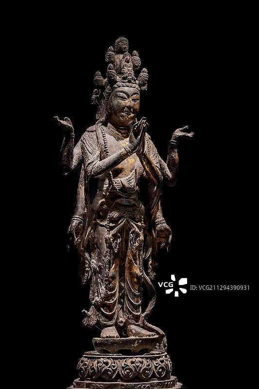 鎏金铜六臂十一面观音立像，唐代，甘肃省天水市博物馆藏。图片素材