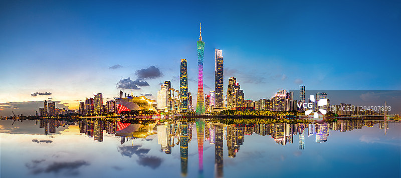 夜景灯光广州全景城市天际线市中心珠江新城中轴线经济金融建筑图片素材