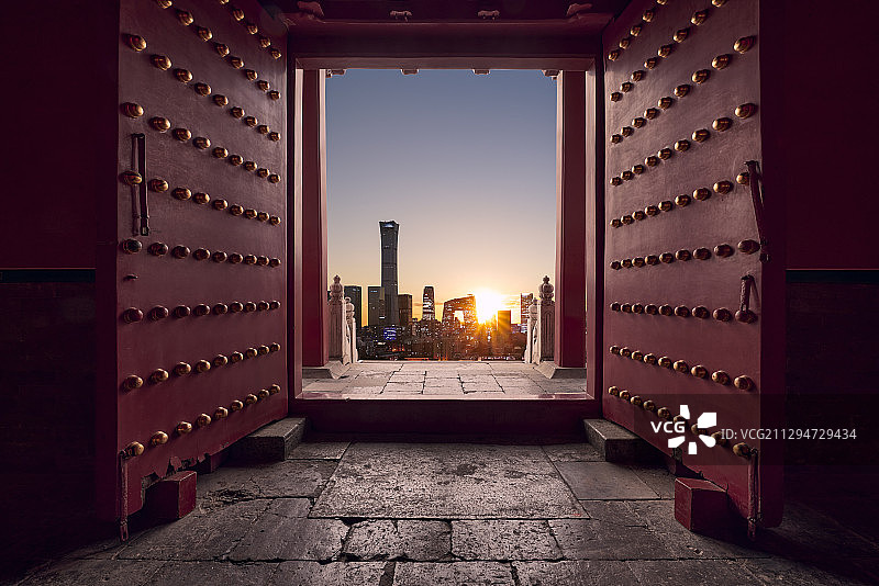 故宫红色大门和黄昏中的北京CBD图片素材