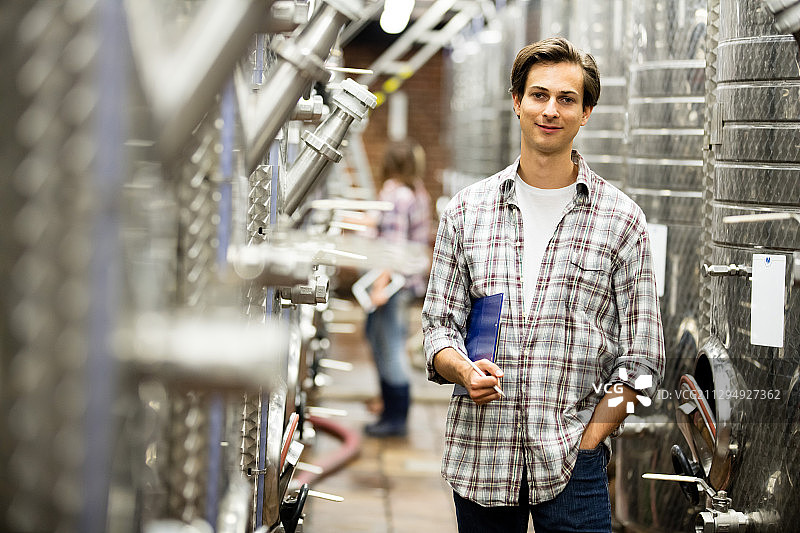 在葡萄酒工厂检查机器的人员图片素材