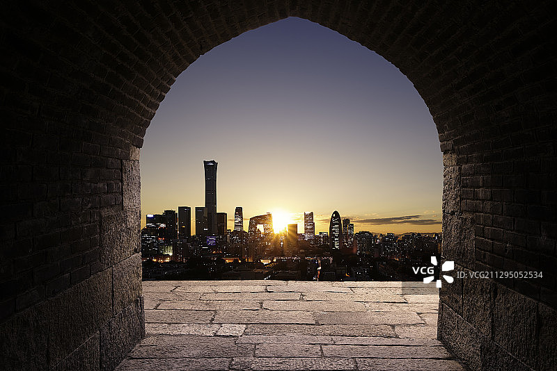 从石头城楼看黄昏时分的北京CBD图片素材