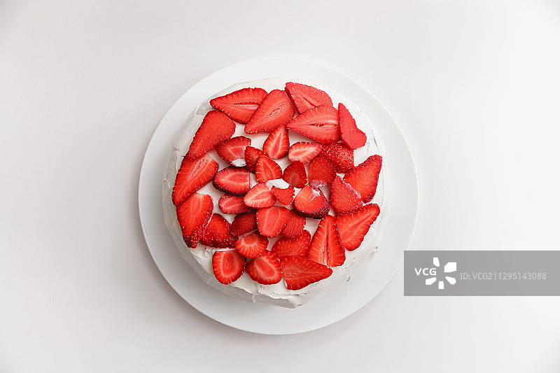 上图是在白色背景上的盘子里的草莓，莫斯科，俄罗斯图片素材