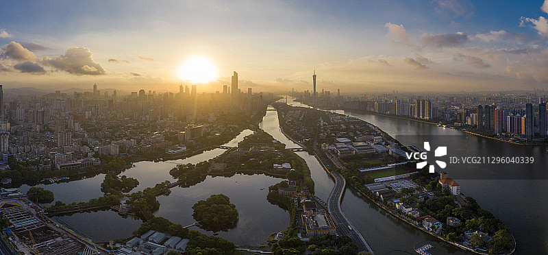 广州清晨，航拍东湖公园与远处的珠江新城CBD图片素材