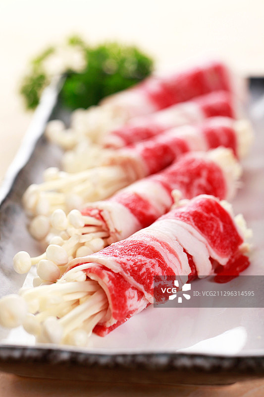 日本料理定食牛肉金针菇卷图片素材