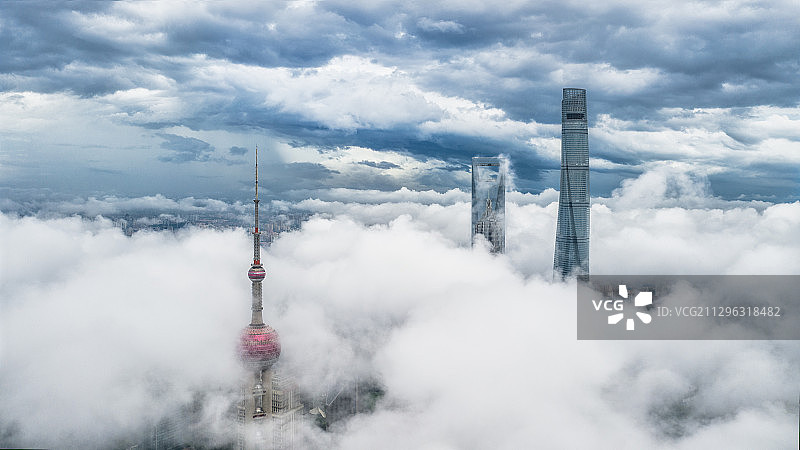 上海暴雨后平流雾图片素材