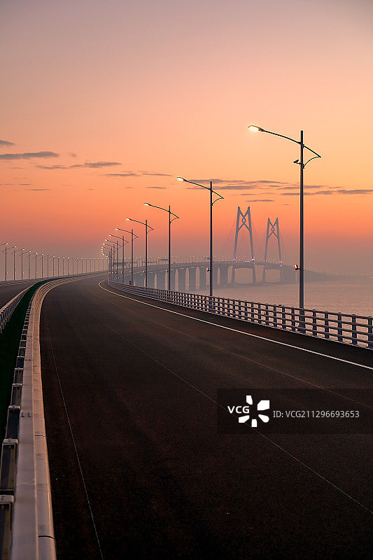 横跨珠江口海域港珠澳大桥日出景观图片素材