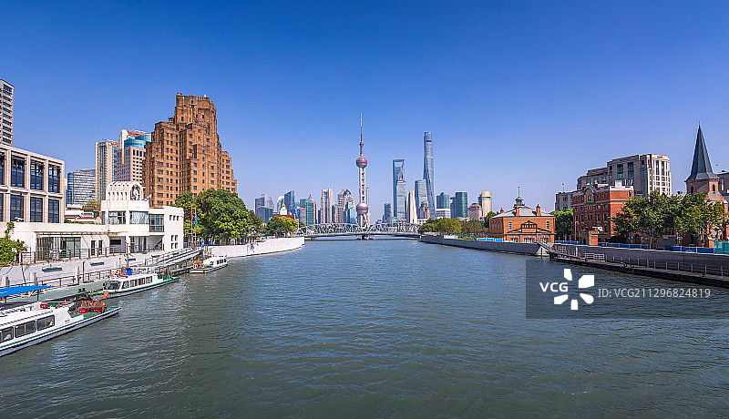 蓝天白昼上海陆家嘴市区中心城市天际线摩天大楼建筑CBD金融区图片素材