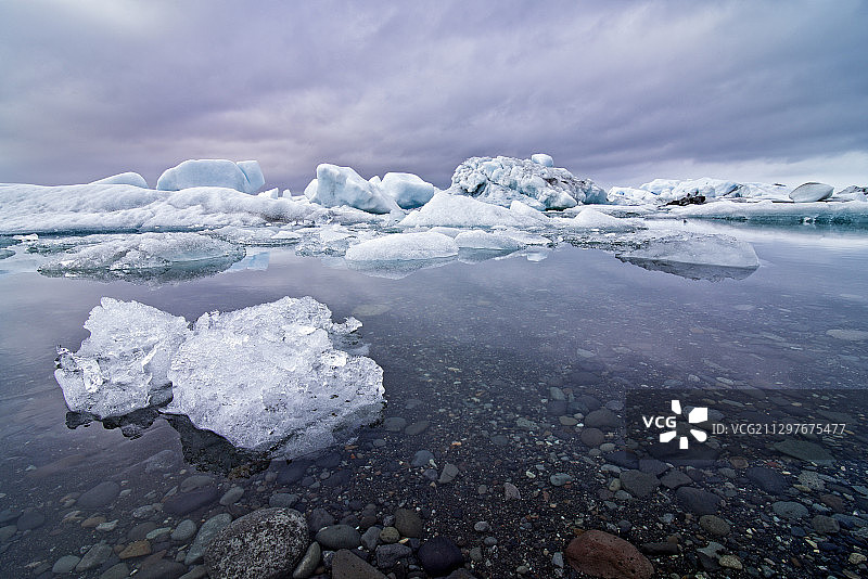 冰冻湖的风景，对着天空，芬，冰岛图片素材
