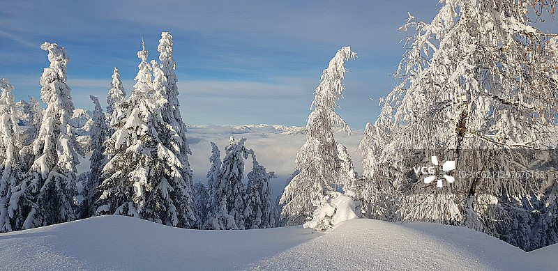 雪覆盖的土地对天空的全景，弗拉肖，奥地利图片素材