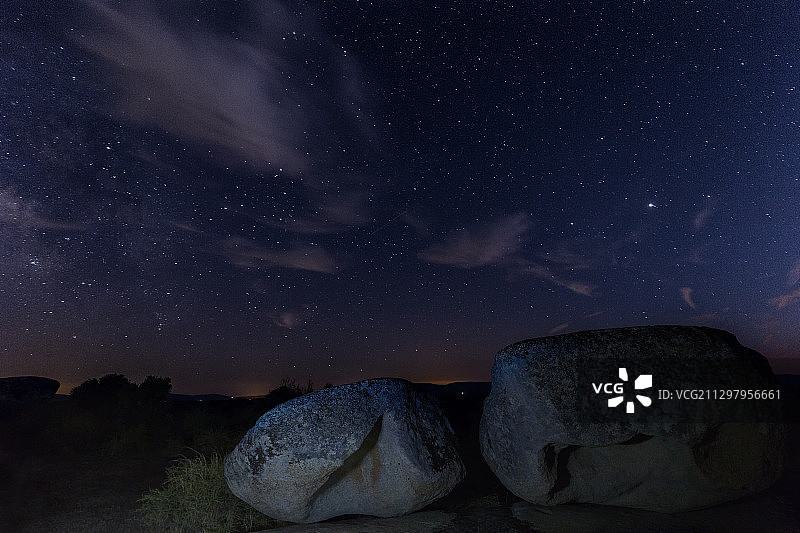 西班牙马尔帕达·德·切瑞斯夜空下的岩石景观图片素材