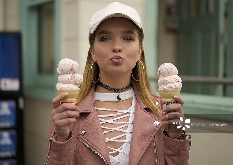 吃冰淇淋的女人肖像，纽约，美国图片素材