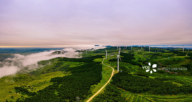 阜新高山子风力发电站，高山云海与阵列图片素材