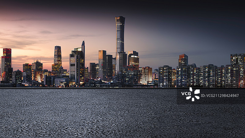 北京商务区黄昏和现代空旷柏油地面的平视背景图图片素材