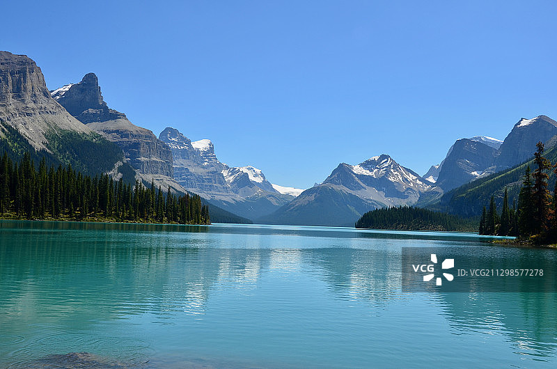 清澈的蓝天下的湖和山的风景，贾斯珀公园旅馆，加拿大图片素材