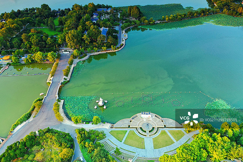 俯瞰南京玄武湖公园环洲岛上的喷泉广场与梁州岛图片素材