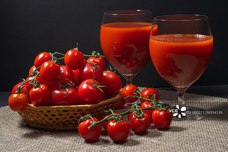 番茄和果汁的特写图片素材