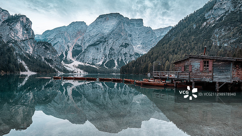 风景湖的雪山对天空，布雷斯，意大利图片素材