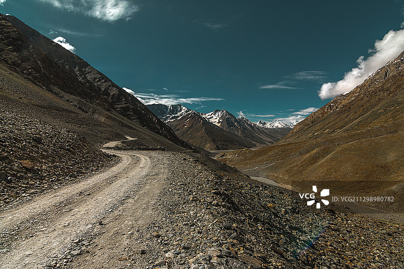 风景秀丽的道路上的山对天空，萨尔汗，印度图片素材