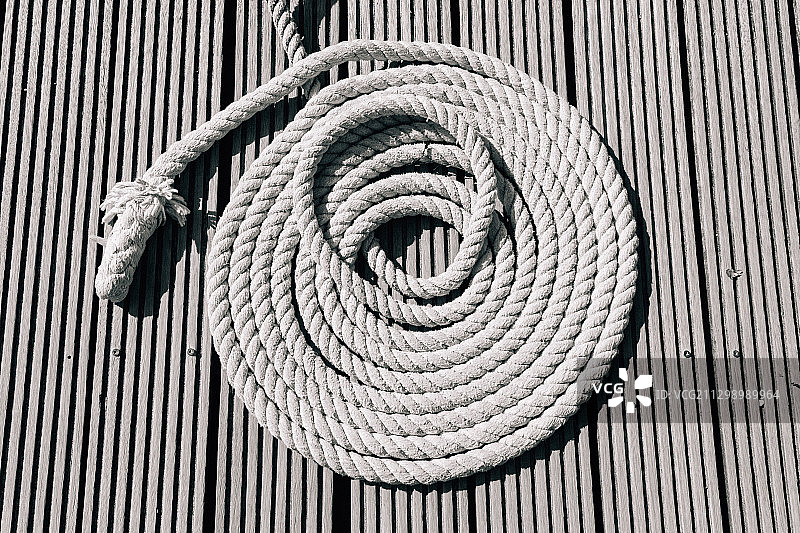 克罗地亚Krk，金属上的绳索图片素材