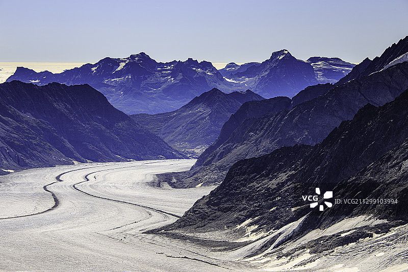白雪皑皑的高山映衬着晴朗的天空图片素材