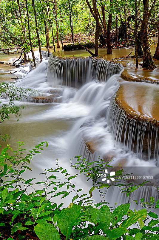 泰国北碧府森林瀑布风景图片素材