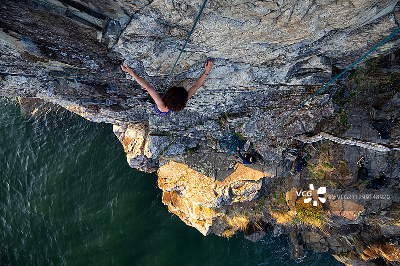 鸟瞰图上的女人攀岩在岩石形成的湖图片素材